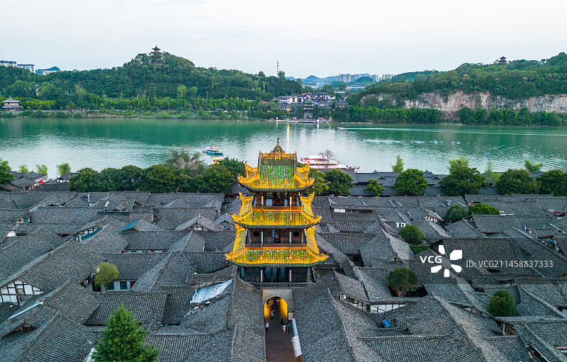 春节发源地中国四大古城之一，四川阆中古城高视角航拍古建筑街道夜景图片素材