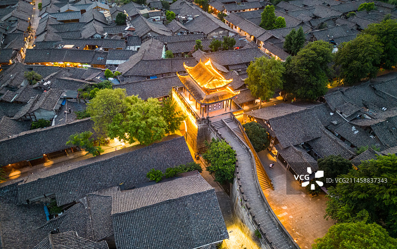春节发源地中国四大古城之一，四川阆中古城高视角航拍古建筑街道夜景图片素材