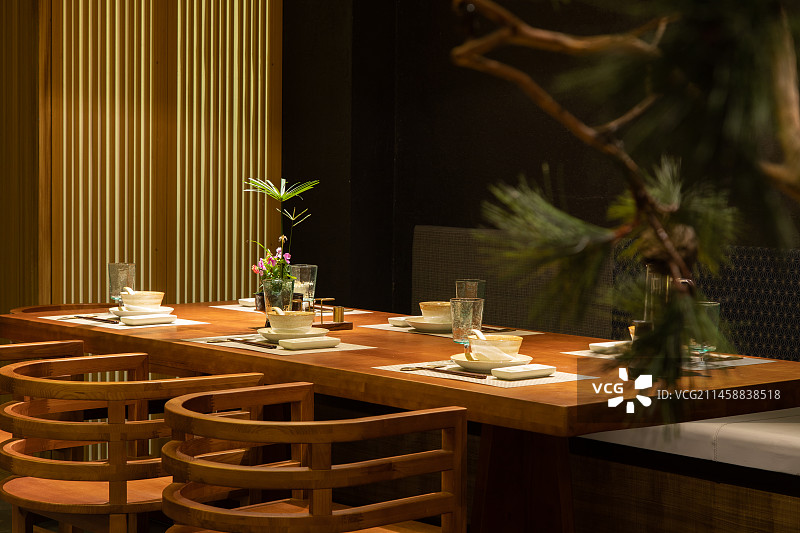 日料餐厅餐饮空间温馨日式餐具烧鸟图片素材