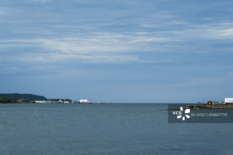 蓝天白云下的海湾图片素材