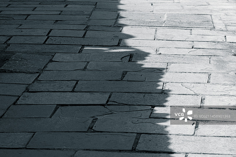 青石板路的光影图片素材