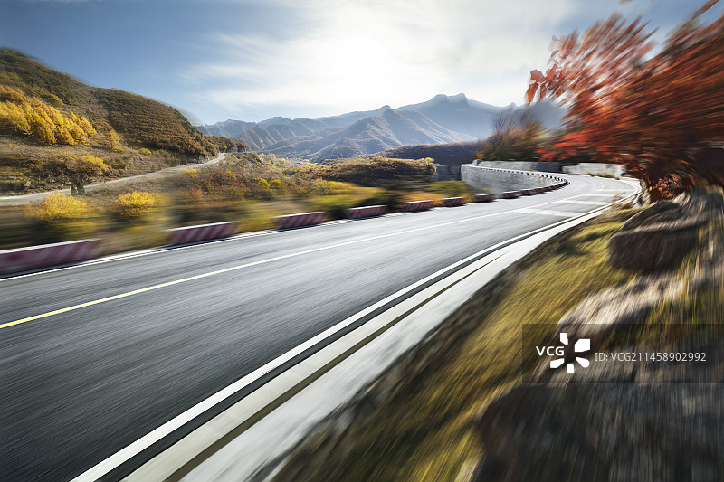 秋季山区自然风景和动感山路图片素材