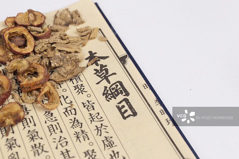 中国传统中医文化艾灸拔罐针灸喝中药图片素材