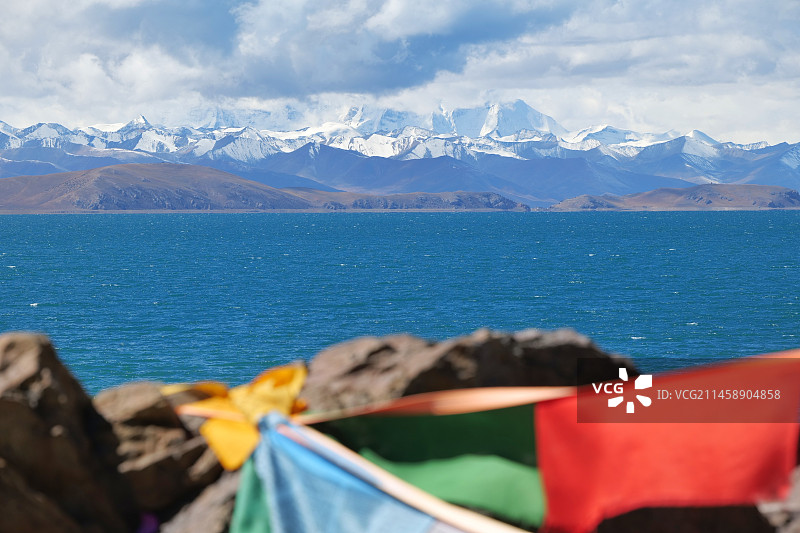 圣湖纳木措和对面的念青唐古拉山主峰图片素材
