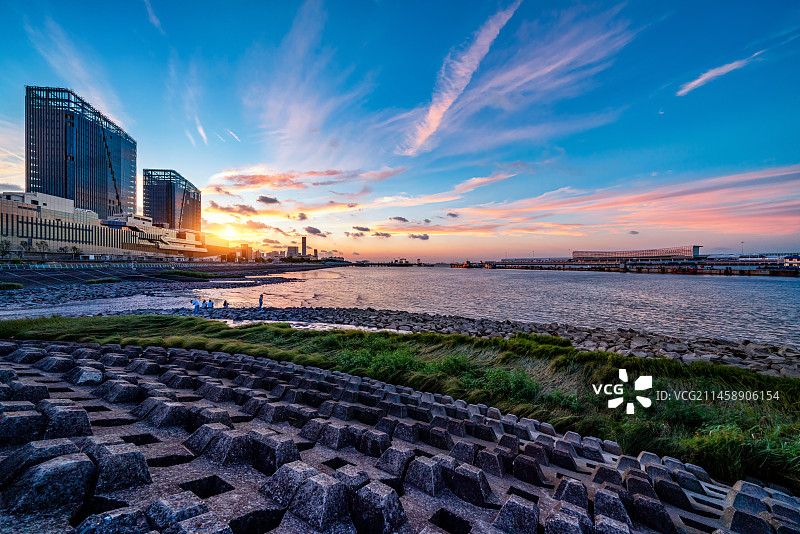 上海宝山城市滨江夜景图片素材