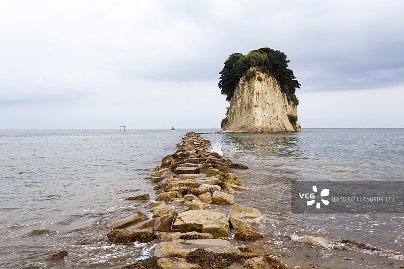 能登半岛铃珠见附岛（军舰岛），日本石川县铃珠图片素材