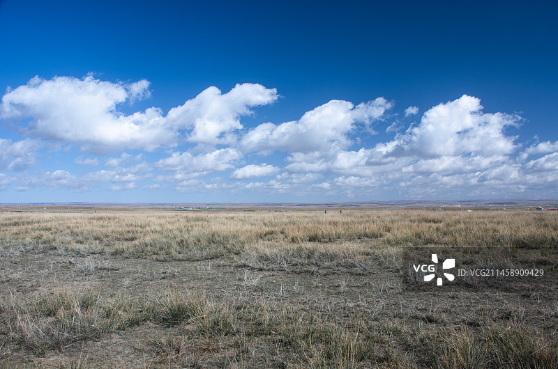 中国西部无人区秋天草原蓝天白云自然风光图片素材
