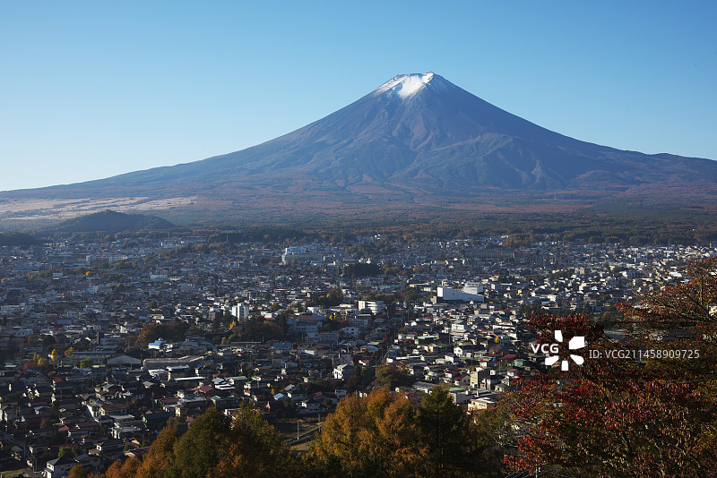 从日本山梨县富士吉田市的忠灵塔看到的富士山图片素材