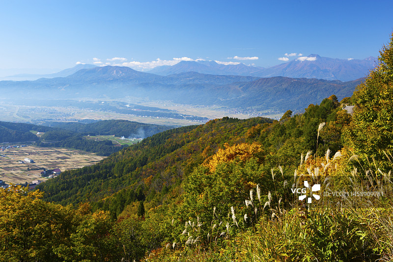 从奥志贺公园荣线看到的野泽温泉，日本长野县图片素材