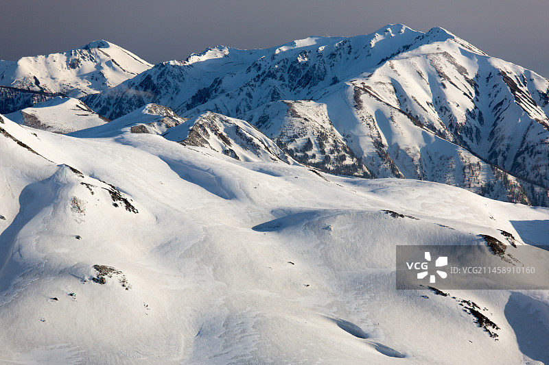 日本富山县药师岳和黑部五郎岳春雪图片素材