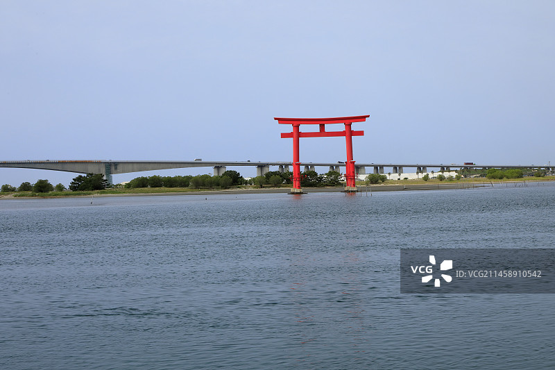 日本静冈县滨松市弁天岛的红色鸟居图片素材