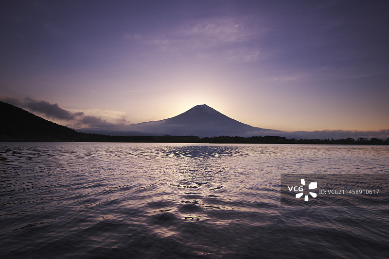日本富士山和狸沼湖清晨美景，位于静冈县富士宫市图片素材