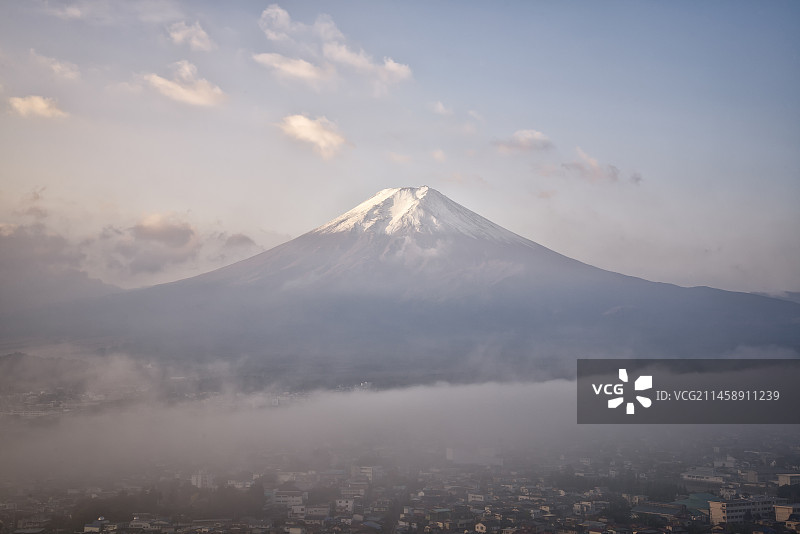 清晨富士山和云海中的富士吉田市图片素材