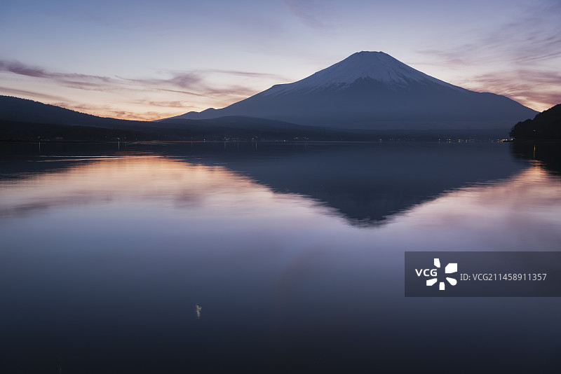 日本山梨县山中湖的逆富士与富士山，山梨县山中湖村图片素材