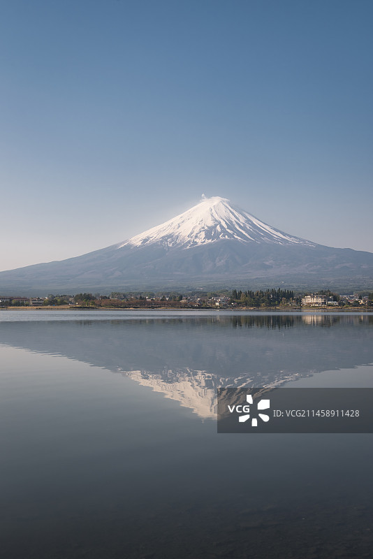 日本山梨县河口湖的富士山倒影图片素材