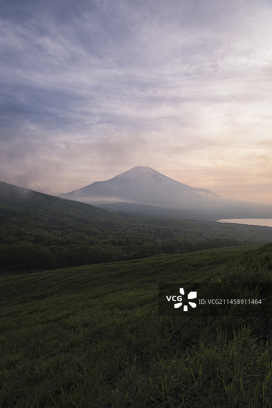 傍晚时分在三国峠看到的日落与富士山，日本山梨县山中湖村图片素材