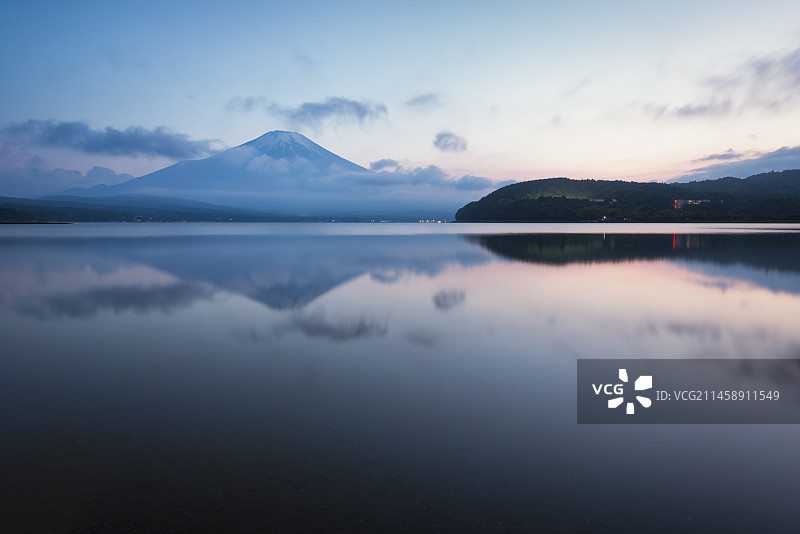 从山中湖观看魔幻时刻的富士山图片素材
