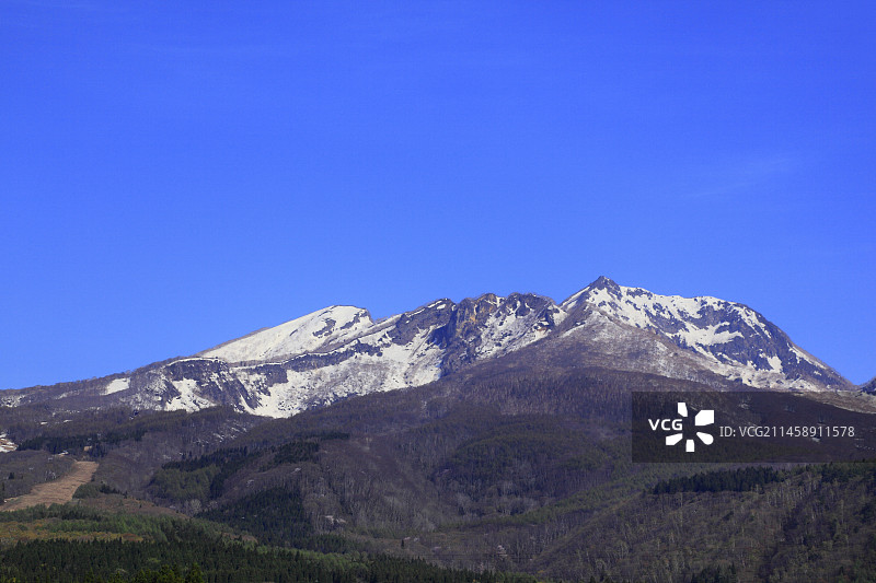 从杉之泽眺望妙高山，位于日本新泻县妙高高原图片素材