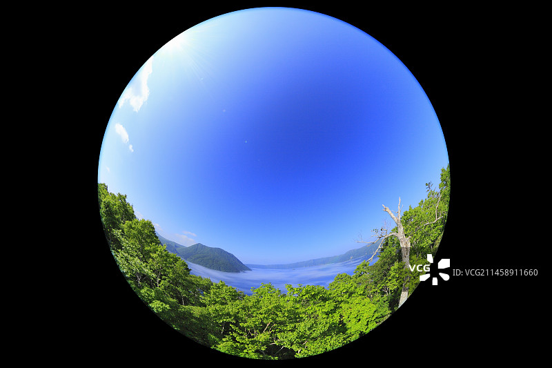 从日本北海道川上郡弟子屈町裏摩周展望台看到的摩周湖和太阳图片素材
