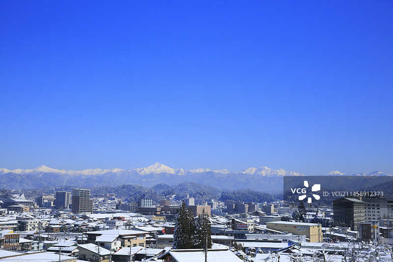 雪覆盖的北部阿尔卑斯山和日本岐阜县高山市图片素材