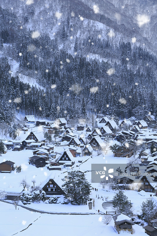 日本岐阜县白川村，荻町城遗址瞭望台雪景图片素材