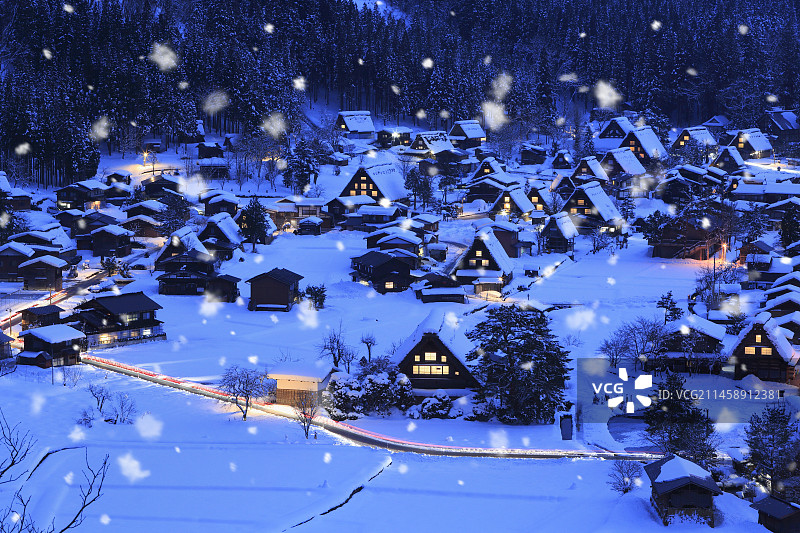 日本岐阜县白川乡荻町城遗址瞭望台雪景图片素材