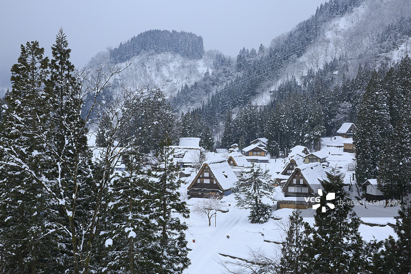 日本富山县南砺市五箇山相仓合掌村雪景图片素材