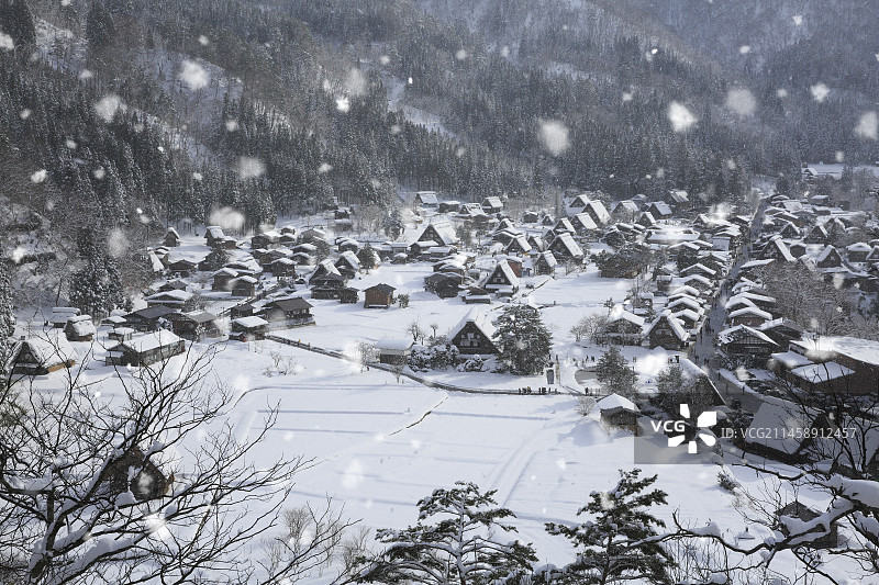 日本岐阜县白川村，荻町城遗址瞭望台雪景图片素材