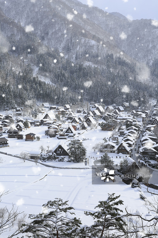 日本岐阜县白川村，荻町城遗址瞭望台雪景图片素材