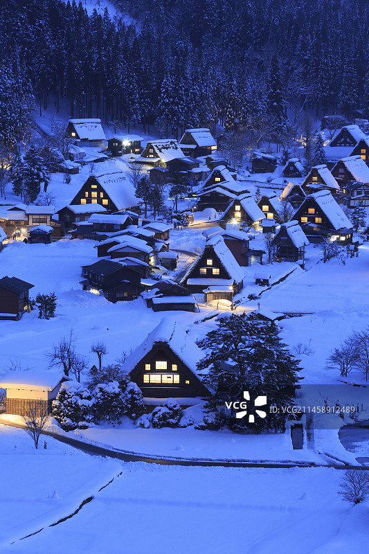 日本岐阜县白川乡荻町城遗址瞭望台雪景图片素材