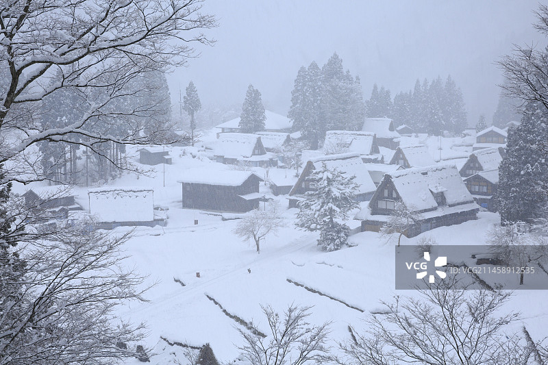 日本富山县南砺市五箇山相仓合掌村雪景图片素材
