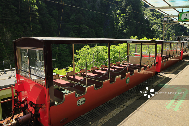 日本富山黑部峡谷铁道载客车厢图片素材