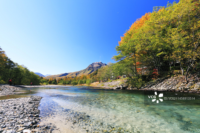 日本长野县上高地梓川和烧岳的秋叶图片素材