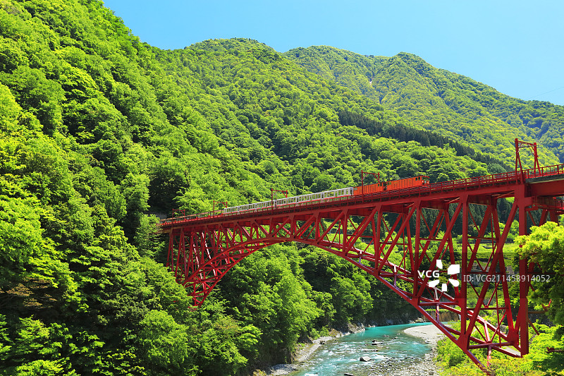 日本富山县黑部峡谷铁道电车和晴朗的天空图片素材