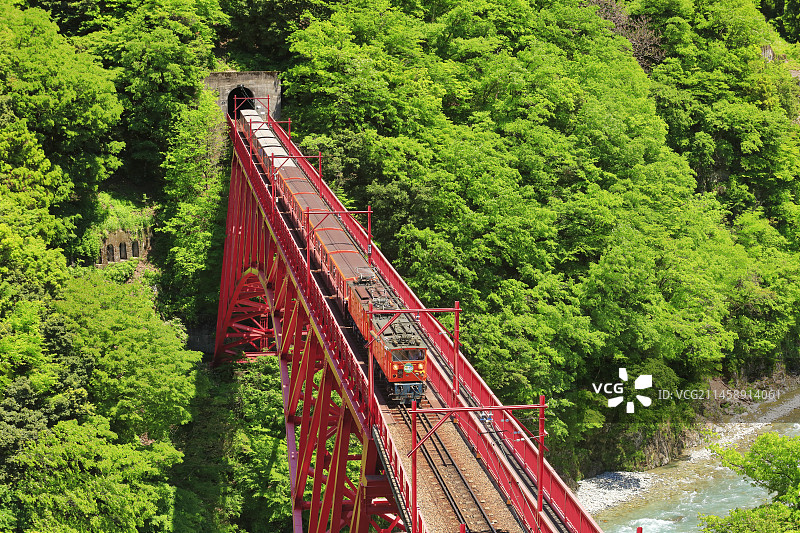 日本富山县黑部峡谷铁道上的有轨电车图片素材