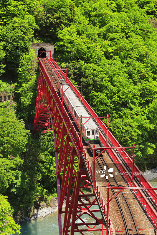 日本富山县黑部峡谷铁道上的有轨电车图片素材