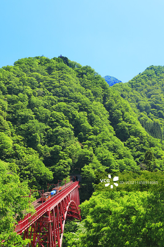 日本富山县黑部峡谷铁道电车和晴朗的天空图片素材