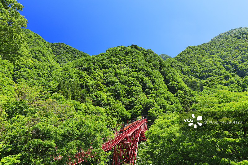 日本富山县黑部峡谷铁道电车和晴朗的天空图片素材