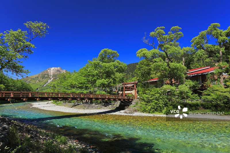 日本长野县上高地梓川的河童桥和烧岳图片素材