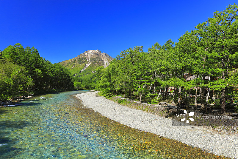 日本长野县上高地，从河童桥看到的烧岳和梓川清流图片素材