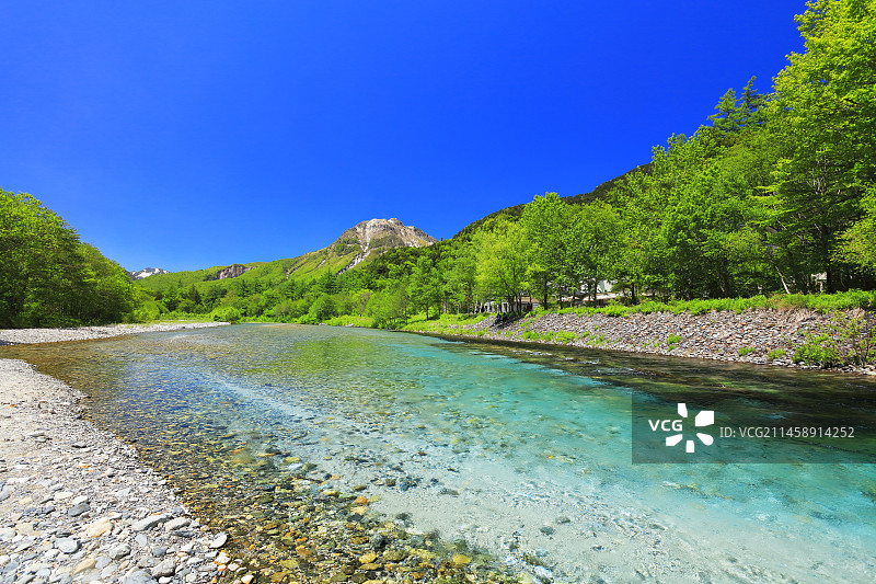 日本长野县上高地梓川晴空下的烧岳，松本图片素材