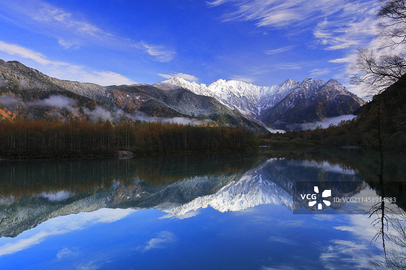 日本长野县上高地大正池的穗高山脉秋叶雪景图片素材