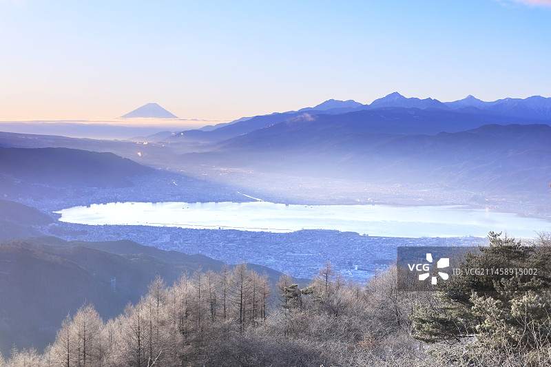 日本盐尻市高钵高原的雾冰富士山和诹访湖图片素材