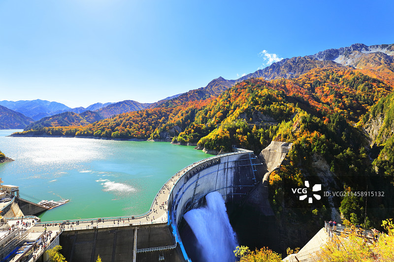 日本富山县秋季立山黑部水坝泄洪与红叶图片素材