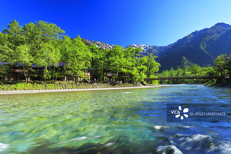 日本清澈的梓川、无人值守的河童桥和白雪皑皑的穗高山脉图片素材