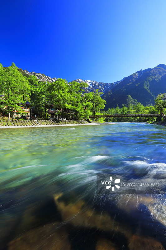 日本清澈的梓川、无人值守的河童桥和白雪皑皑的穗高山脉图片素材