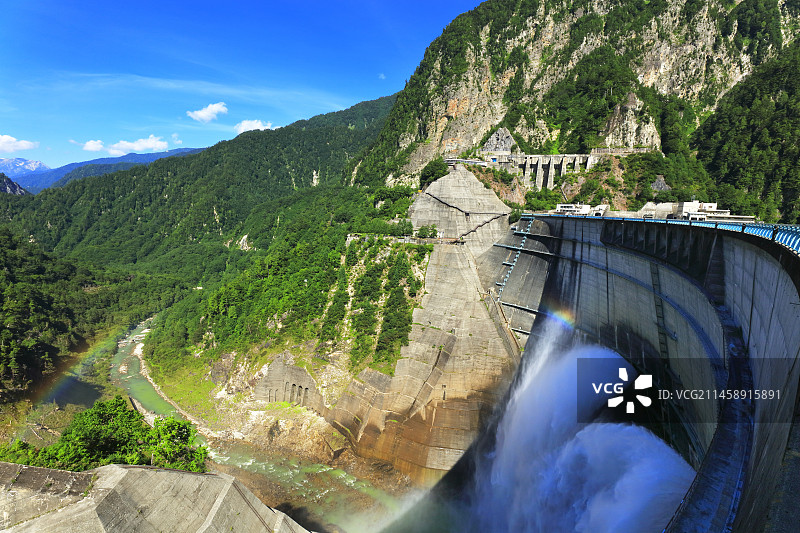 日本立山黑部水坝夏季泄洪与彩虹图片素材