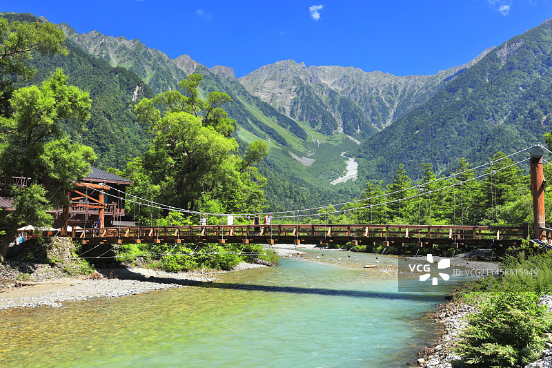 夏季日本长野县松本市穗高山区河童桥附近的梓川图片素材
