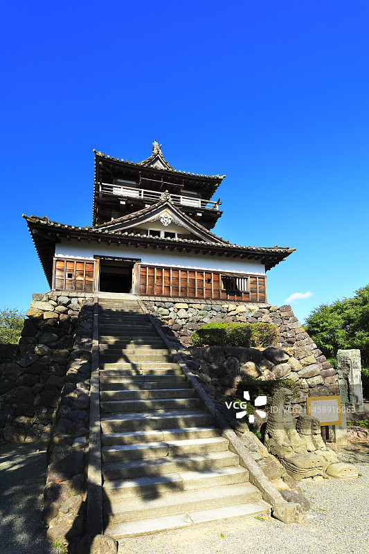 北陆丸冈城天守阁与晴朗天空，日本福井县坂井市图片素材