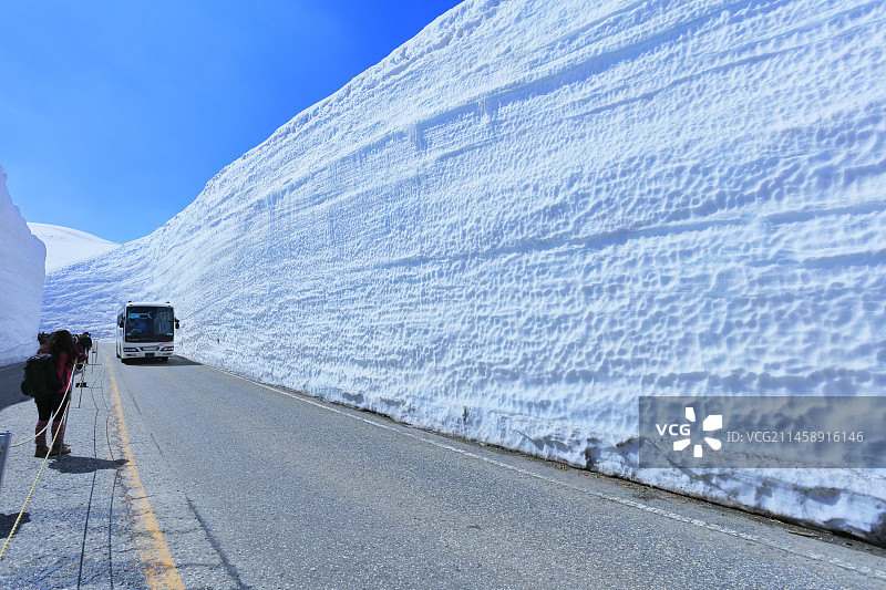 日本富山县立山雪谷步道和高原巴士图片素材